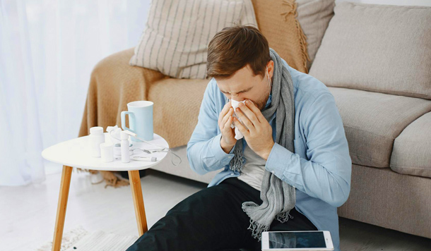 Kontaktlinsen bei Erkältung oder Grippe – besser pausieren?