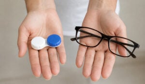 Brille und Kontaktlinsen im Wechsel