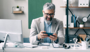 Digitale Augenbelastung ab 40: Wenn Bildschirmarbeit auf Alterssichtigkeit trifft