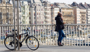 Kontaktlinse kratzt oder verrutscht unterwegs – was tun?
